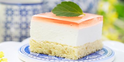 Letní meruňkové řezy s mascarpone a tvarohem: Lehký piškot, svěží krém a ovocné želé