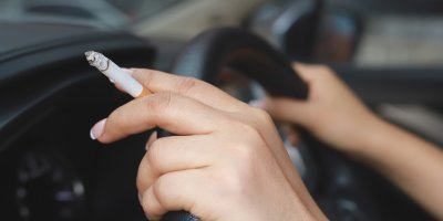 Kouření za volantem vás může stát až 5 000 Kč na pokutě
