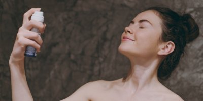 Redakční test fixačních sprejů: Jeden držel make-up jako přibitý, jiný spíš jen osvěžil pleť
