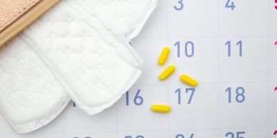 Jak oddálit menstruaci před dovolenou: Co opravdu funguje a proč citron ani vitamin C nepomohou