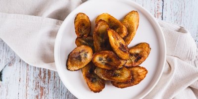 Smažené banánové chipsy v karamelové krustě: Sladká křupavá pochoutka z pár surovin