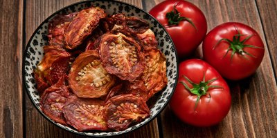 Rajčatové chipsy z trouby nebo sušičky: Sladkokyselý snack, který nahradí večerní brambůrky