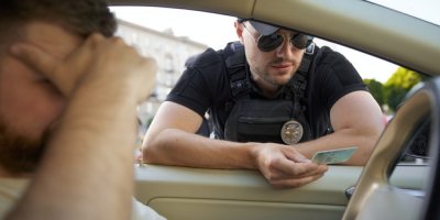 Řidičák ani techničák už vozit v autě nemusíte, policie si vše ověřuje elektronicky