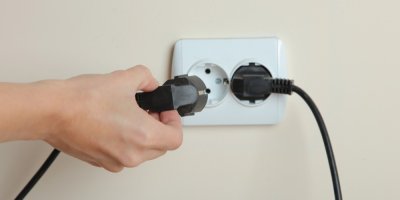 Které spotřebiče se vyplatí vypínat na noc? U routeru lze ušetřit stovky, u nabíječky jen pár korun