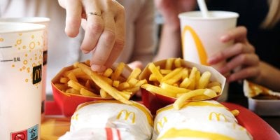 Cizí muž si ve fast foodu odnesl zaplacenou objednávku. Podobné případy se podle obsluhy opakují