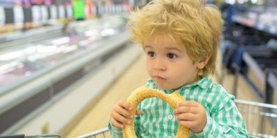 „Dítěti dám rohlík, hlavně ať neřve.“ Obyčejné pečivo za pár korun rozděluje zákazníky supermarketů