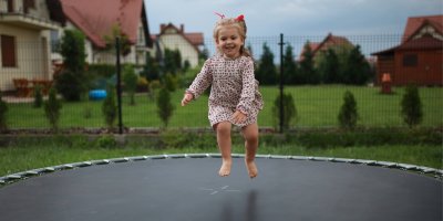 Nástrahy léta: Trampolína není jen zábava, je to rizikový sport. Společný skok s dospělým může dítěti ublížit