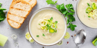Vichyssoise: Studená bramborovo-pórková polévka z New Yorku, která má příběh z hotelu Ritz-Carlton