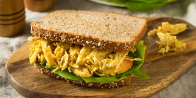 Coronation Chicken: Kuře, které vzniklo pro korunovaci Alžběty II. Britové jím dodnes plní sendviče