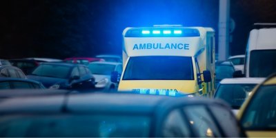 Má sanitka bez sirény stále přednost? Největší chybou řidičů je panika a zastavení v pruhu, varuje policie