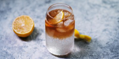 Energy drink s espressem. Nový hit sociálních sítí připomíná espresso tonic, kofeinu má ale výrazně víc