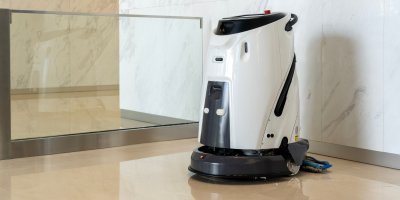 Roboti vyrážejí mezi regály i během otevírací doby. Přehled řetězců, které je už využívají