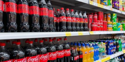 Coca-Cola představuje nový design. Zákazníky ale naštvala