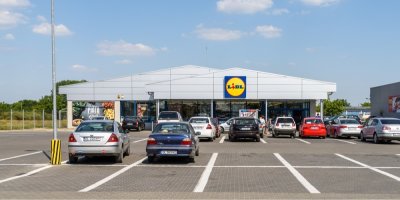 Kdo má přednost při výjezdu z parkovacího místa? U supermarketů je to někdy boj o život