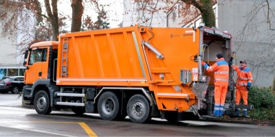 Popeláři blokují pruh, tak je objedete přes plnou. Instruktor autoškoly vysvětluje, kdy se to smí, a kdy ne