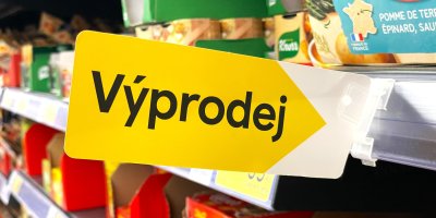Smí supermarkety prodávat prošlé zboží? Prozkoumali jsme výprodejové regály a našli zajímavé slevy