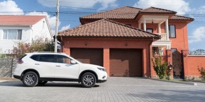 Auto stojící před garáží