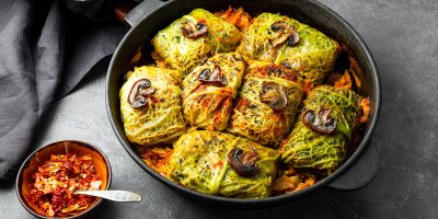Kapustové závitky plněné houbami. Recept z čerstvých hub, rýže a rajčat