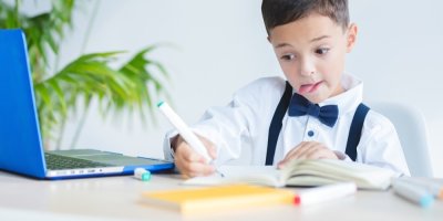Nechte děti vyplazovat jazyk a čmárat po zdech, říká fyzioterapeutka. Trénují tím důležitou dovednost