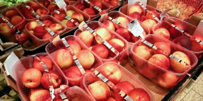 Nadzvednou síťku a přihodí si další ovoce. Běžný nešvar v supermarketech může být považován za krádež