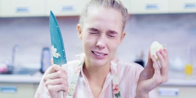 Brečíte při krájení cibule? Vyzkoušeli jsme 5 triků ze sítí, jeden nás opravdu překvapil