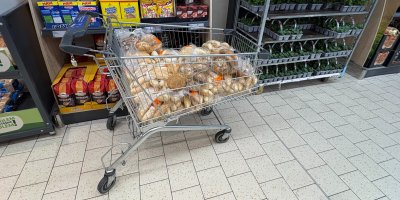 Košík plný pečiva vypadal na první pohled přehnaně. Muž ale měl jednoduchý plán, díky kterému zásobuje rodinu na týdny