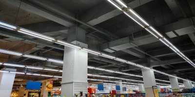 Muž žil v podhledu supermarketu. Prozradila ho noha, která propadla stropem