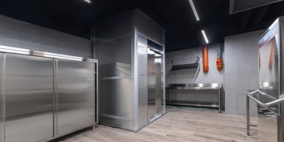 Manažerka restaurace zemřela uvězněná v mrazicím boxu. Rodina tvrdila, že dveře byly měsíce rozbité