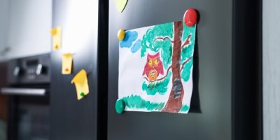 Sundali magnetku a lednice přestala bzučet. Vysvětlení je jiné, než si většina lidí myslí