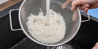 Proplachování rýže není zbytečnost. U některých druhů pomůže, u jiných může být chyba