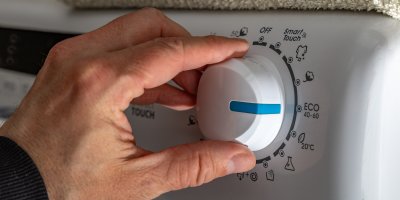 Pračka ukazuje přes 3 hodiny? Nezkracujte program automaticky, dlouhé praní může být úspornější, vysvětluje technik