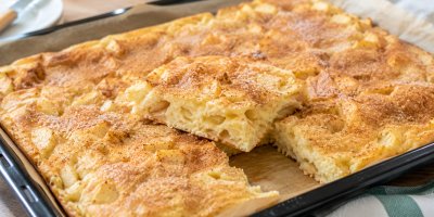Proteinový jablečný koláč na plech: Fit recept se skyrem je hotový za půl hodiny a hodí se i ke snídani