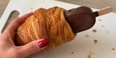Croissant plněný nanukem je letní hit z instagramu. Na tuhle zmrzlinovou dobrotu potřebujete jen dvě věci