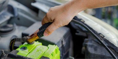 Tropy jako zabiják autobaterií. Vysoké teploty jim mohou škodit víc než mráz, varuje automechanik
