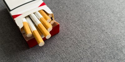 Cigarety z dovolené pro kamaráda nejsou „osobní spotřeba“. Soud EU zpřesnil výklad pravidel pro převoz tabáku