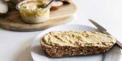 Ochutnali jsme hummusy ze supermarketů: Vítěz stál necelých 30 Kč, poslední srazilo hlavně balení