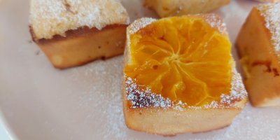 Mandarinkové kostky se zázvorem: Vláčný moučník voní po citrusech a na povrchu má celé mandarinky