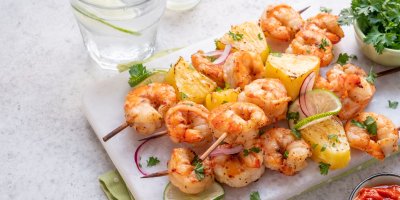 Recept na grilované krevety s ananasem: Šťavnaté špízy s limetkou, medem a lehce pikantní marinádou