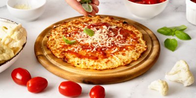 Recept na květákovou pizzu: Křupavý základ bez klasického těsta a lehká večeře, kterou obložíte podle chuti