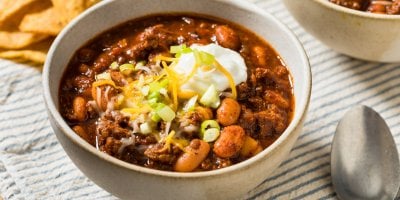 Recept na krůtí chilli con carne: Pikantní oběd s fazolemi, sýrem a zakysanou smetanou plný bílkovin