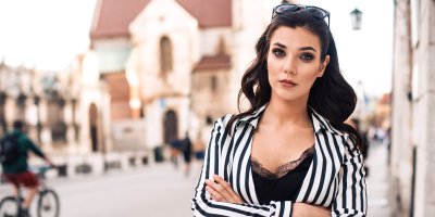 Cabana pruhy jsou trendem léta 2026: Vnesou do šatníku přímořskou atmosféru. „Stačí si pohrát s barvami,“ radí stylistka