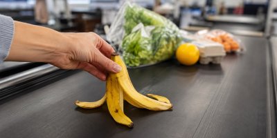 „Maminka mi podala jen slupku.“ Snědený banán pak musela pokladní v supermarketu vyřešit nečekaným způsobem