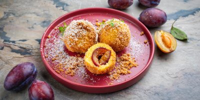 Tradiční rakouské švestkové knedlíky Zwetschgenknödel: Bramborové těsto, šťavnaté švestky a máslová strouhanka