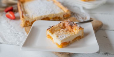 Meruňkový koláč pod sněhovou peřinou. Pod nadýchanými bílky se skrývá tvaroh a pořádná vrstva ovoce