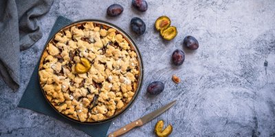 Švestkový crumble je koláč bez těsta. Stačí ovoce zasypat drobenkou a za půl hodiny je hotovo