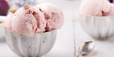 Švestkový sorbet bez zmrzlinovače. Se skořicí chutná trochu jako ledová verze povidel