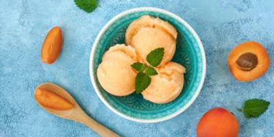 Přezrálé meruňky nevyhazujte. Udělejte z nich domácí sorbet bez zmrzlinovače