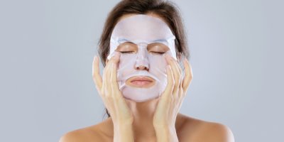 Necháváte masku na obličeji, dokud neuschne? Dermatoložka vysvětluje, proč je to chyba