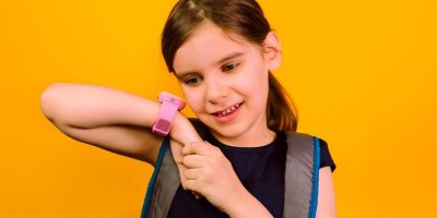 GPS hodinky mohou být mezikrokem před prvním mobilem pro školáky. Umí volání, polohu i hlídání bezpečné zóny