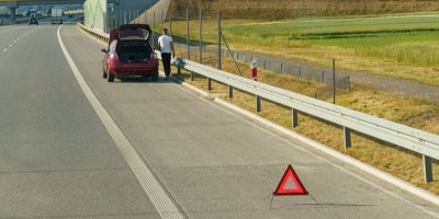 V jakých případech lze zastavit na dálnici u krajnice? Zákon povoluje jen pár výjimek, telefon a WC vás přijdou draho